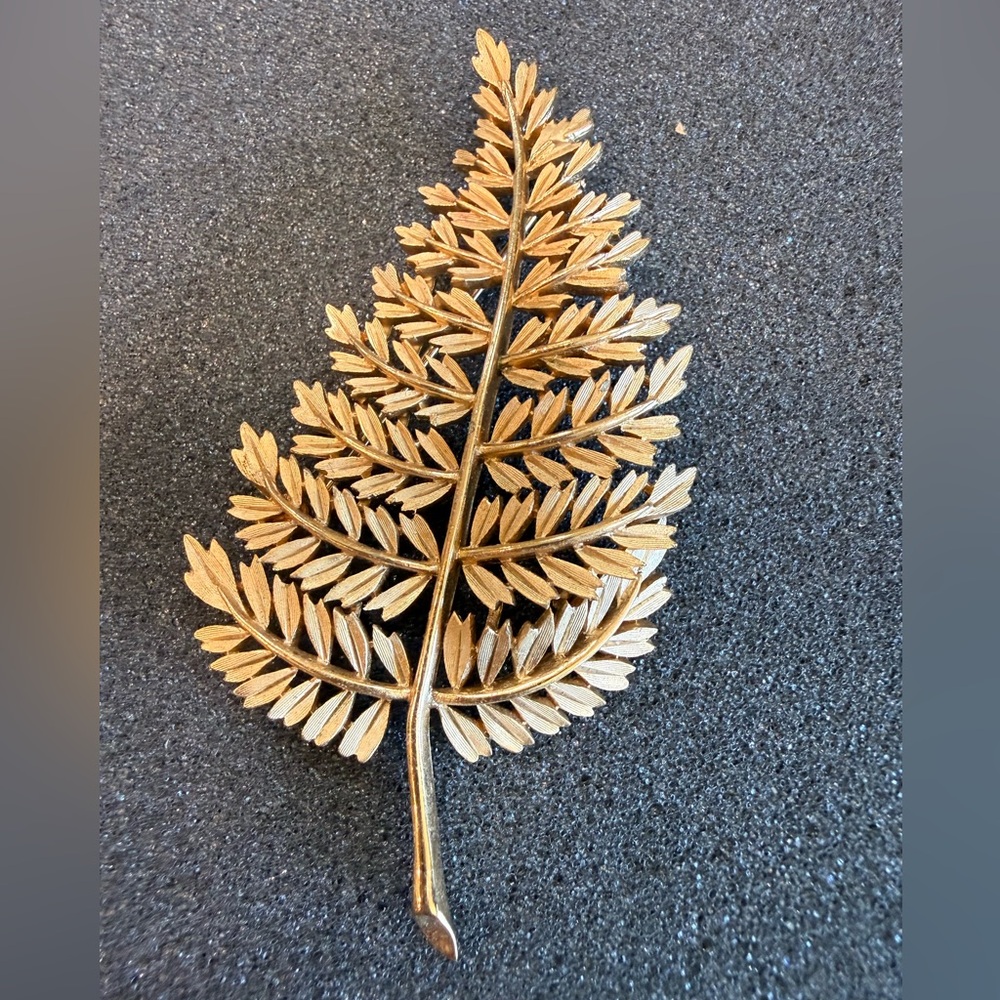 Vintage Crown Trifari Gold Toned‎ Brooch Delicate Fern Leaf